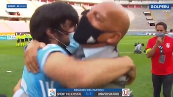 El efusivo abrazo entre Jorge Cazulo y Roberto Mosquera tras el título nacional 2020 con Sporting Cristal. - captura: GOLPERU