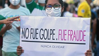 Una manifestante muestra un cartel