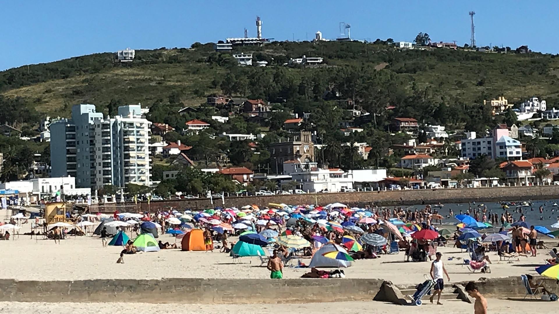 Piriápolis está a 40 minutos en auto de Punta del Este (Infobae)