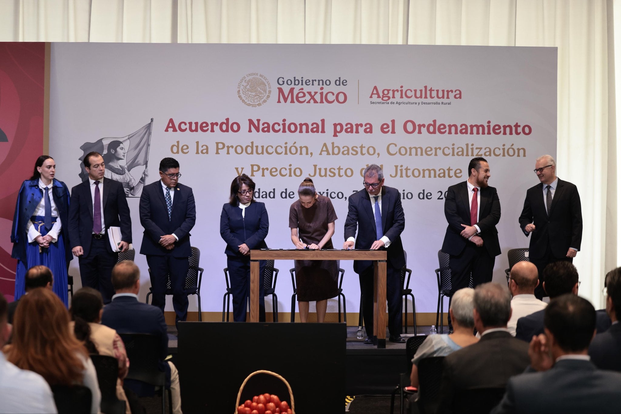 Claudia Sheinbaum firmó un acuerdo para priorizar la producción de jitomate para el mercado nacional. Crédito: X/@Claudiashein
