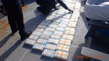 Detuvieron a dos dominicanos y un chino con 222 kilos de cocaína valuada en USD 5,5 millones en el océano Atlántico