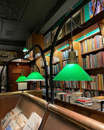 Situada en Midtown, la librería es perfecta para pasar un día entero en su interior dado que tiene seis plantas repletas de miles de libros, descatalogados y de segunda mano. Foto: Instagram @argosybookstore