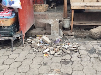 En Tipitapa, la Alcaldía Municipal multó con 1,000 córdobas a María Cristina Martínez por dejar residuos sólidos frente a su negocio de frutas y verduras. (Foto: Alcaldía Municipal Tipitapa)