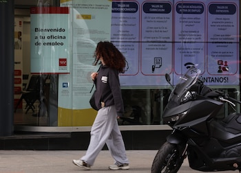Una mujer frente a una oficina de empleo de la Comunidad de Madrid