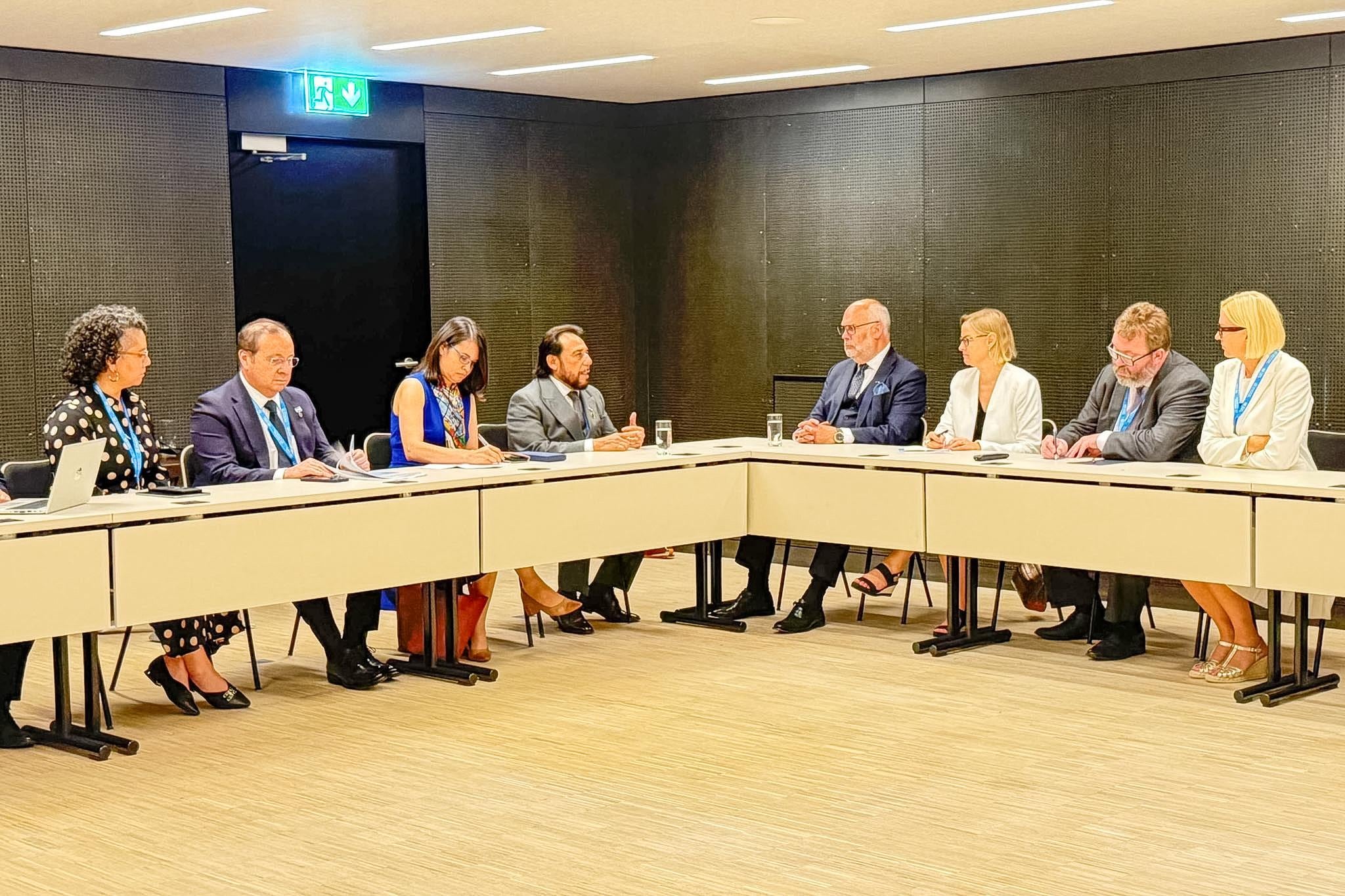 Félix Ulloa hijo y Alar Karis intercambiaron experiencias sobre desarrollo tecnológico y modernización del Estado en el Primer Diálogo Mundial sobre la Gobernanza de la Inteligencia Artificial./ (Vicepresidencia de la República)
