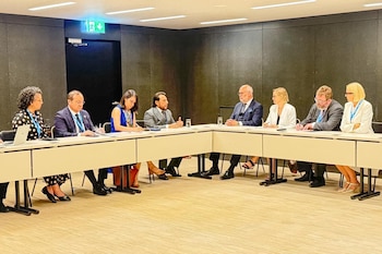 Félix Ulloa hijo y Alar Karis intercambiaron experiencias sobre desarrollo tecnológico y modernización del Estado en el Primer Diálogo Mundial sobre la Gobernanza de la Inteligencia Artificial./ (Vicepresidencia de la República)