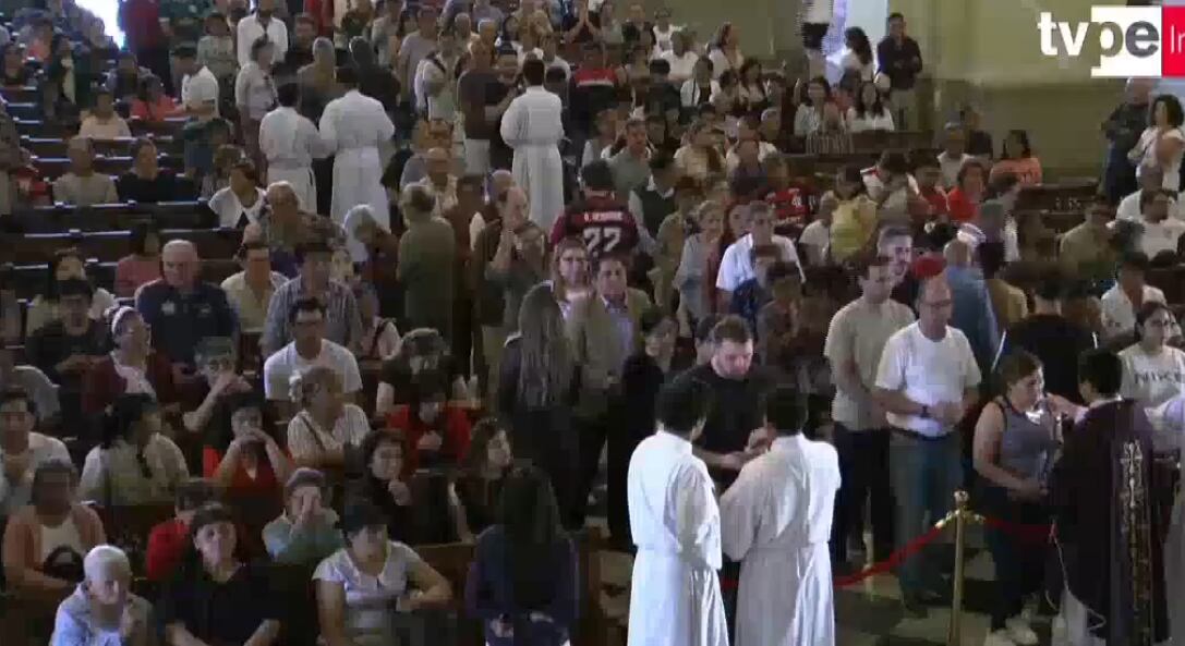 Hinchas del Flamengo en misa. Foto captura: TV Perú