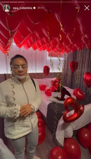 Una habitación decorada con globos