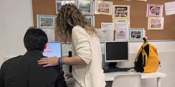 Personas en el Centro de Información y Acogida 24 Horas de Cáritas que visitará el papa León XIV. (CEDIA)