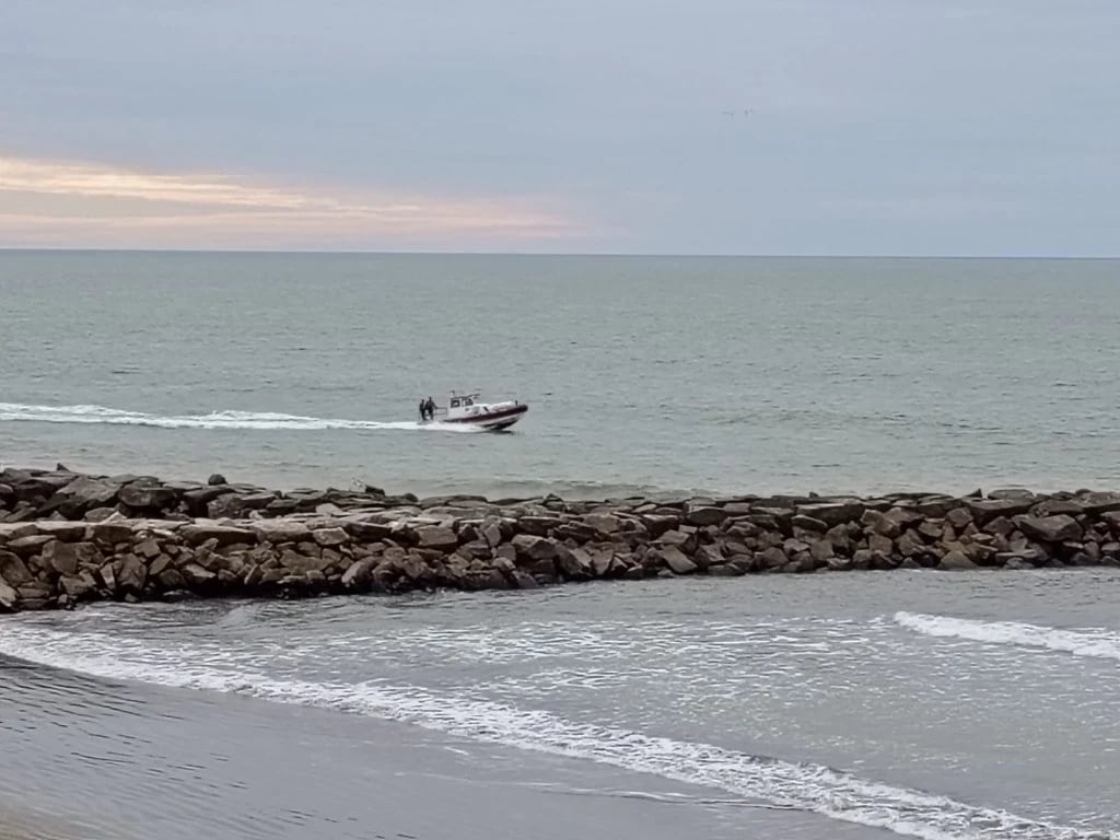 Policías, bomberos y buzos tácticos de la Prefectura Naval Argentina rastrillaron las playas de La Perla sin encontrar nuevos restos humanos