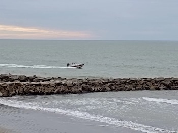 Policías, bomberos y buzos tácticos de la Prefectura Naval Argentina rastrillaron las playas de La Perla sin encontrar nuevos restos humanos