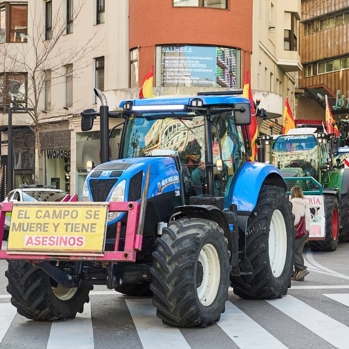 Agricultores y ganaderos se movilizan en toda España reclamando que no lleguen a los supermercados “productos llenos de mierda” - Infobae