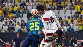 Erick Noriega disputando un balón aéreo en el partido contra Colombia.