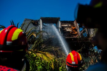 Bomberos refrescan una de las