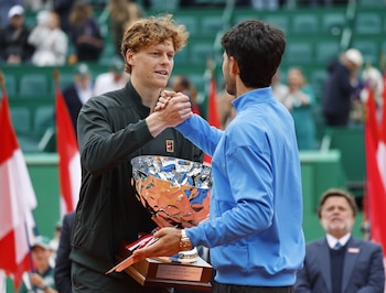 Carlos Alcaraz tras perder la final del Masters 1000 de Montecarlo, felicita al campeón, Jannik Sinner. (EFE/Sebastien Nogier)