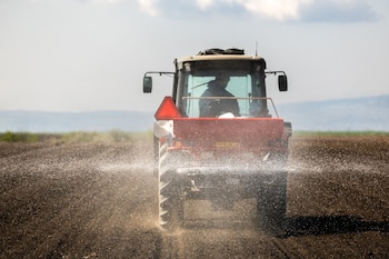 La logística alimentaria global depende de una estructura altamente integrada donde energía, transporte y producción agrícola funcionan como un sistema interconectado (Foto: Shutterstock)