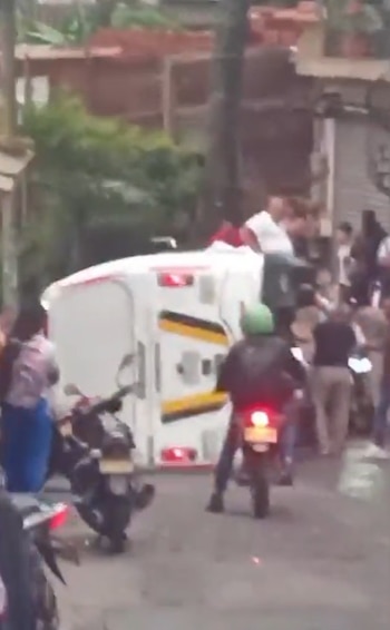 Los bomberos hallaron una mancha de ACPM en la vía donde ocurrió el accidente - crédito @radiosupercali/X