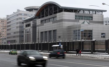 Autos pasan por delante de