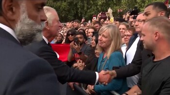 Carlos III saludó a la gente en el Palacio de Buckingham