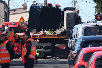 Bomberos permanecen en la carretera en la región de Pas-de-Calais (Foto de Sameer AL-DOUMY / AFP)
