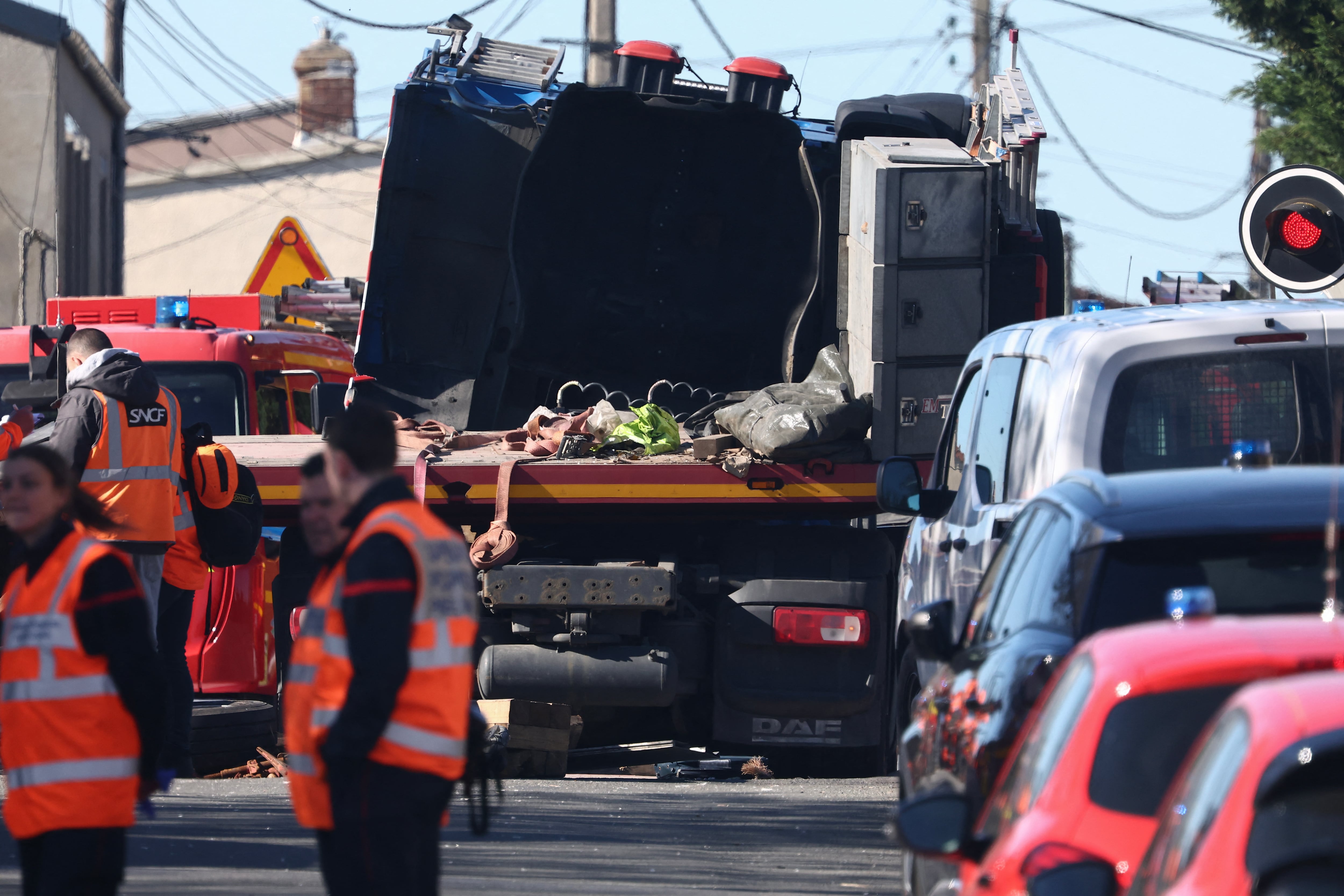 Bomberos permanecen en la carretera en la región de Pas-de-Calais (Foto de Sameer AL-DOUMY / AFP)