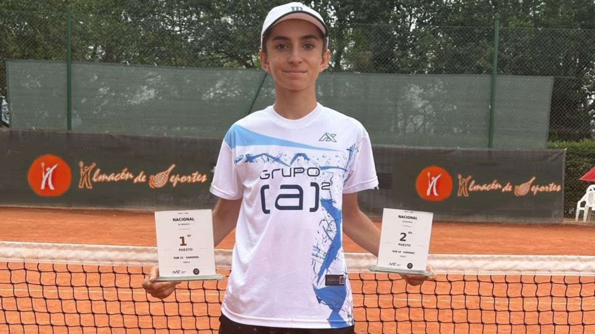 Juani posa con los trofeos que ganó en singles y dobles en el Nacional de Neuquén (Crédito: familia Carnevale)