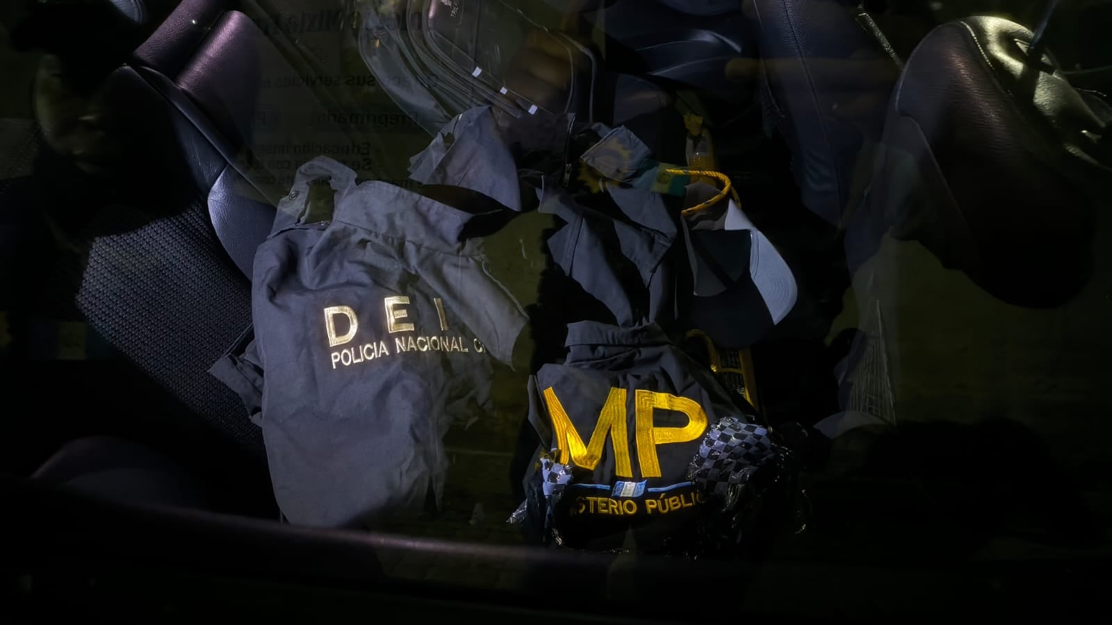 Los capturados portaban indumentaria apócrifa con insignias del Ministerio Público y de la SGIC que se habrían usados para evadir controles y engañar a víctimas en casos vinculados con extorsión y sicariato. (PNC de Guatemala)