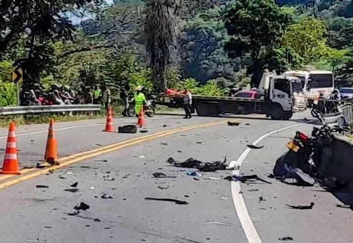 La camioneta habría invadido el carril contrario, por donde venía la pareja de uniformados en su motocicleta - crédito Medellin OSCURA/Facebook