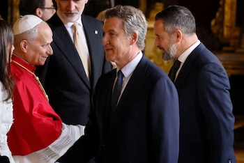 Los líderes del PP y VOX, Alberto Núñez Feijóo, y Santiago Abascal saludan al papa León XIV (EFE/Ballesteros)