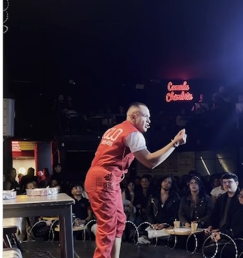 Las 303 personas asistentes aceptan guardar silencio para sostener el falso altercado en el teatro - crédito @culotauro/IG