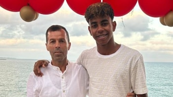 Abdul junto a su sobrino,