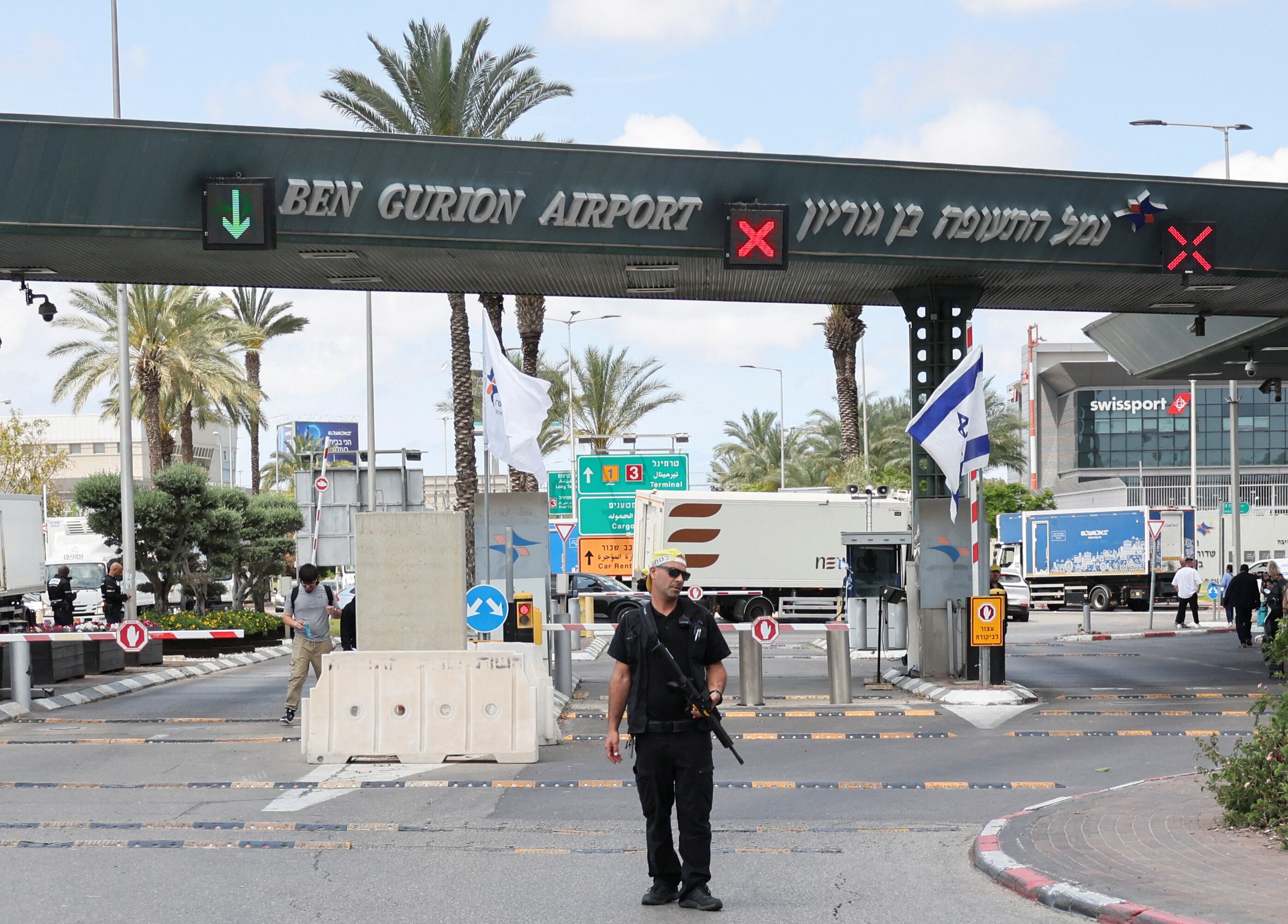 Personal de seguridad custodia la entrada del aeropuerto internacional de Ben Gurion (REUTERS/Nir Elias)