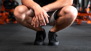 Cuál es el ejercicio de piernas que quema más calorías: los músculos generen fuerza para impulsar el cuerpo hacia arriba