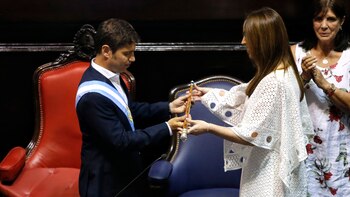 Vidal le entrega los atributos