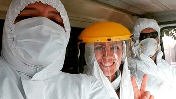 En la ambulancia, vestidos para