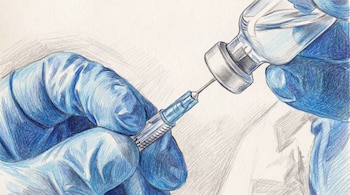 Ilustración de una mano enguantada de azul sosteniendo una jeringa que extrae líquido de un vial transparente con tapón gris.