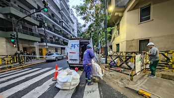 El tránsito en la calle Peña permaneció completamente cortado