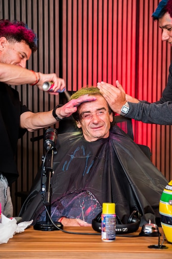 El momento en el que le tiñen el pelo a Aníbal Colapinto