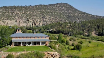 La residencia principal River House abarca 890 metros cuadrados y se diseñó con el estilo tradicional del norte de Nuevo México (Architectural Digest)