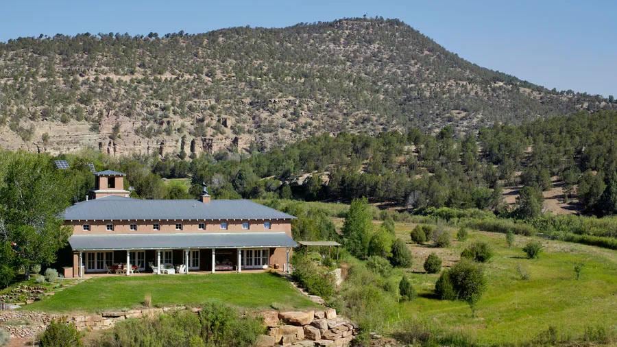 La residencia principal River House abarca 890 metros cuadrados y se diseñó con el estilo tradicional del norte de Nuevo México (Architectural Digest)