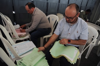 Autoridades electorales revisan las papeletas de la primera vuelta de las elecciones presidenciales, en Ciudad de Guatemala (REUTERS/Cristina Chiquin)
