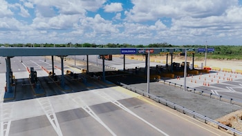 Cifras nunca vistas, medidas excepcionales y un despliegue logístico inédito delinean la mayor afluencia de autos en fechas festivas. Autoridades destacan logros y adelantos tecnológicos al enfrentar el desafío vial más grande (Foto cortesía RD Vial)