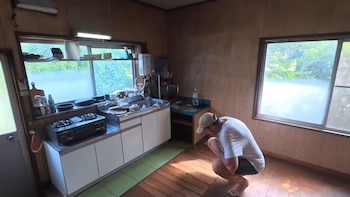 Lloyd arreglando los suelos de la cocina de la casa antes de mudarse a ella (Lloyd & Mandy)