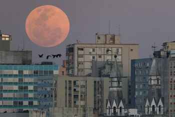 La superluna se observa sobre