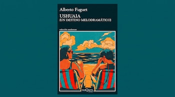 Portada del libro Ushuaia de Alberto Fuguet sobre fondo verde, con dos personas sentadas en reposeras mirando hacia el mar.