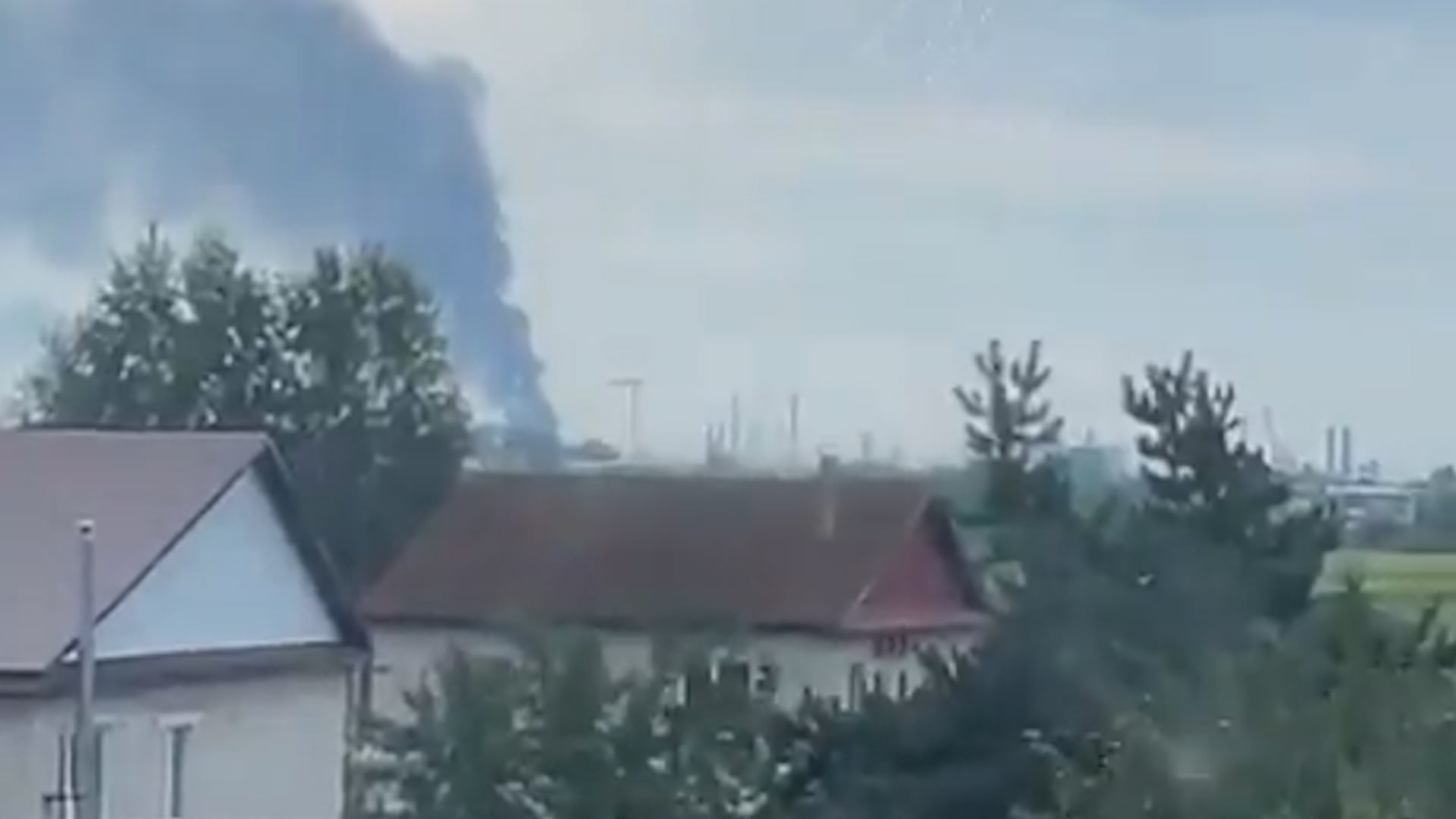 Ucrania golpea una refinería rusa y un aeródromo militar con drones de largo alcance
