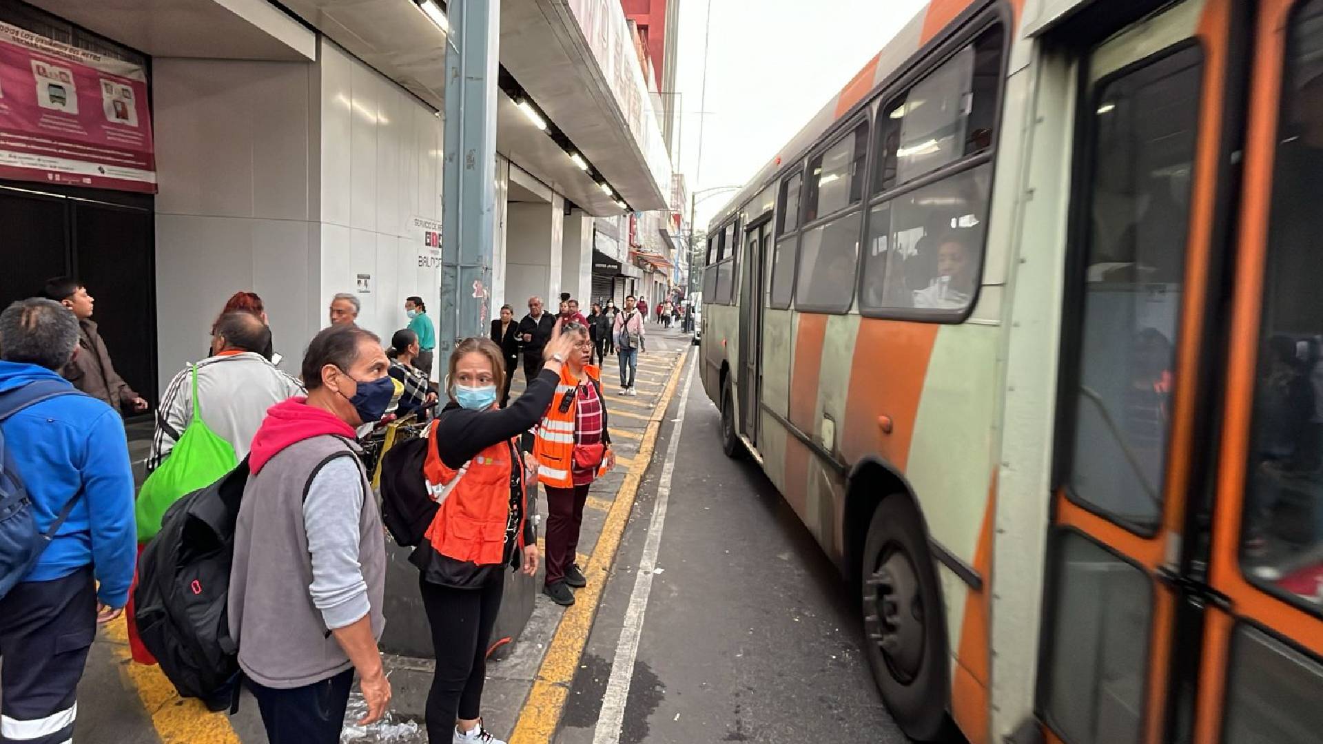 Trabajadores del STC atendieron a las personas que fueron desalojadas para que pudieran retomar su viaje por medio de camiones RTP.