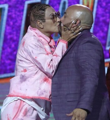 La cantante besó al hermano