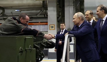 Putin estrecha la mano de