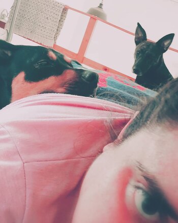 En casi todas las fotos